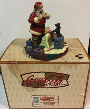 4409-1 € 35,00 coca cola beeld kerstman met kinderen bij kachel ca 13 cm
